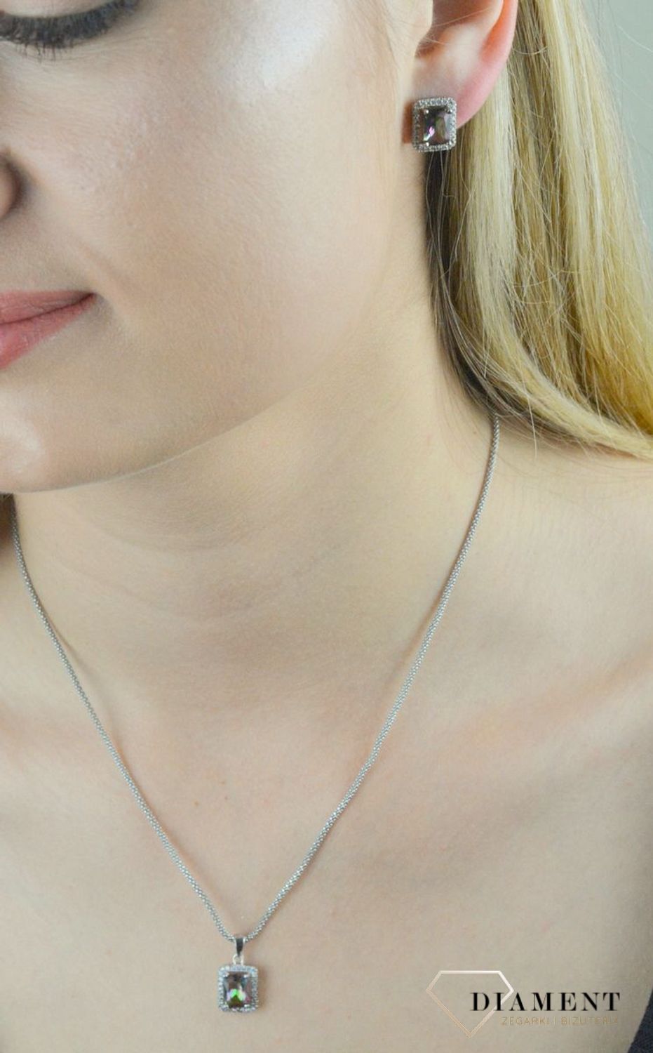 Zawieszka srebrna z cyrkoniami bogato zdobiona DIA-ZAW-6392-925. Srebrna zawieszka z cyrkoniami. Srebrna zawieszka prosta. Srebrna zawieszka kolorowa cyrkonia. Srebrna.jpg