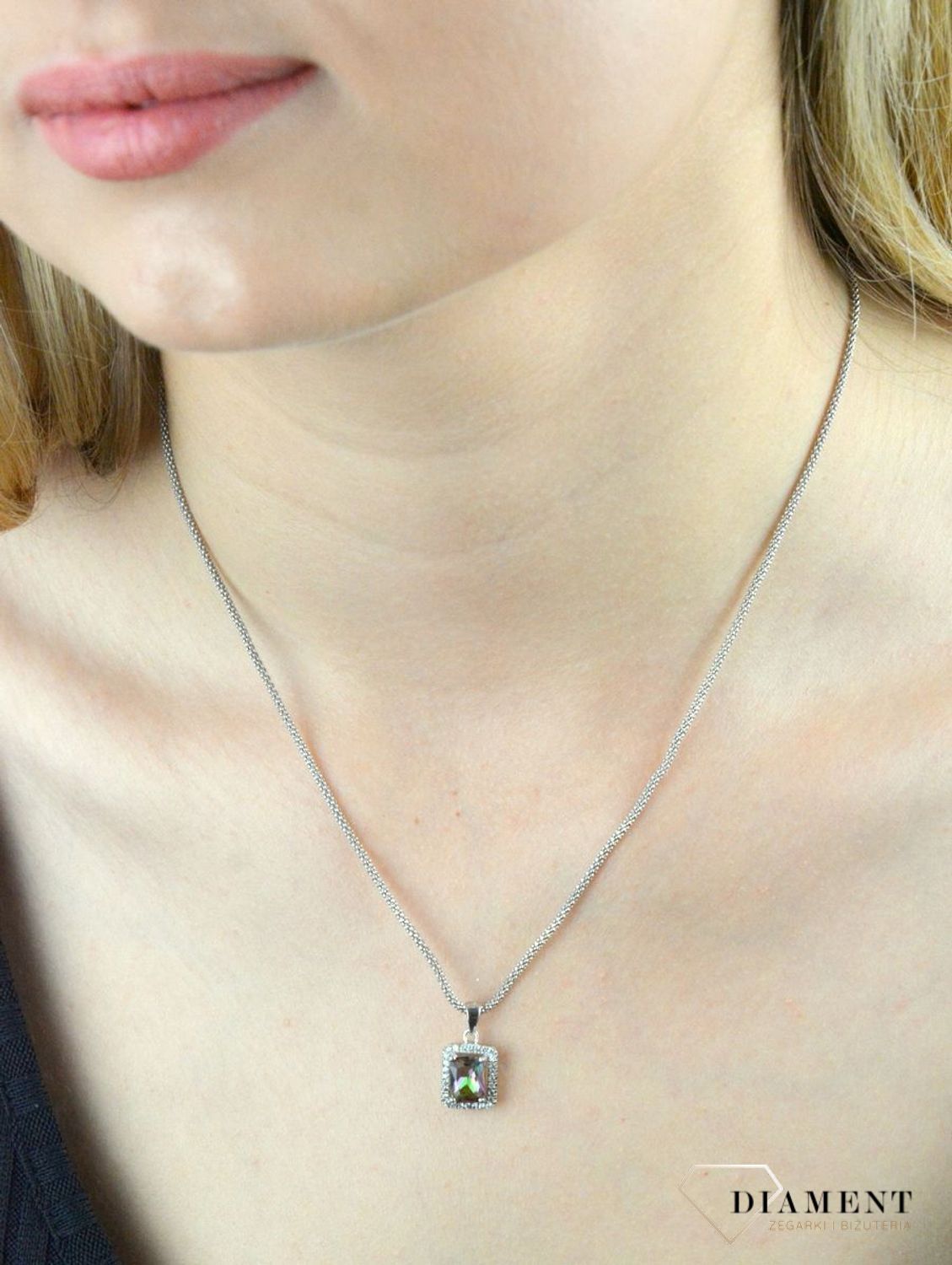 Zawieszka srebrna z cyrkoniami bogato zdobiona DIA-ZAW-6392-925. Srebrna zawieszka z cyrkoniami. Srebrna zawieszka prosta. Srebrna zawieszka kolorowa cyrkonia. Srebrna.jpg