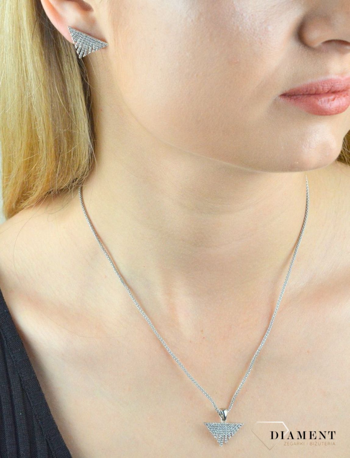 Zawieszka srebrna wysadzona cyrkoniami trójkąt DIA-ZAW-6396-925.  Srebrna zawieszka trójkąt. Srebrna zawieszka z cyrkoniami Srebrna zawieszka na k.jpg