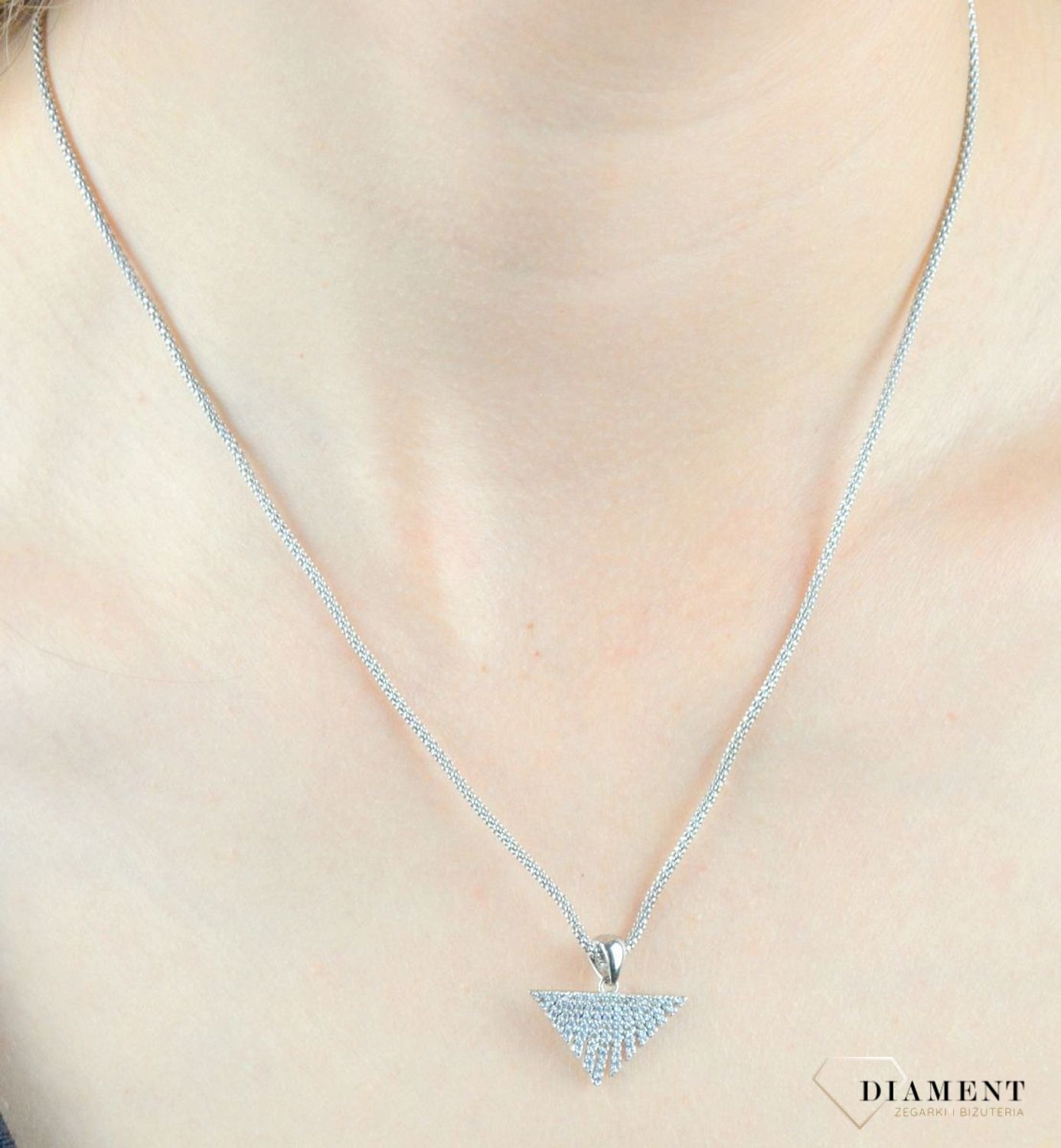 Zawieszka srebrna wysadzona cyrkoniami trójkąt DIA-ZAW-6396-925.  Srebrna zawieszka trójkąt. Srebrna zawieszka z cyrkoniami Srebrna zawieszka na k.jpg