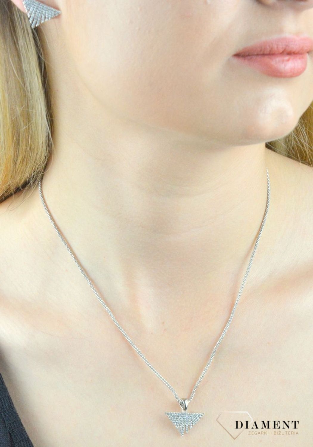 Zawieszka srebrna wysadzona cyrkoniami trójkąt DIA-ZAW-6396-925.  Srebrna zawieszka trójkąt. Srebrna zawieszka z cyrkoniami Srebrna zawieszka na k.jpg