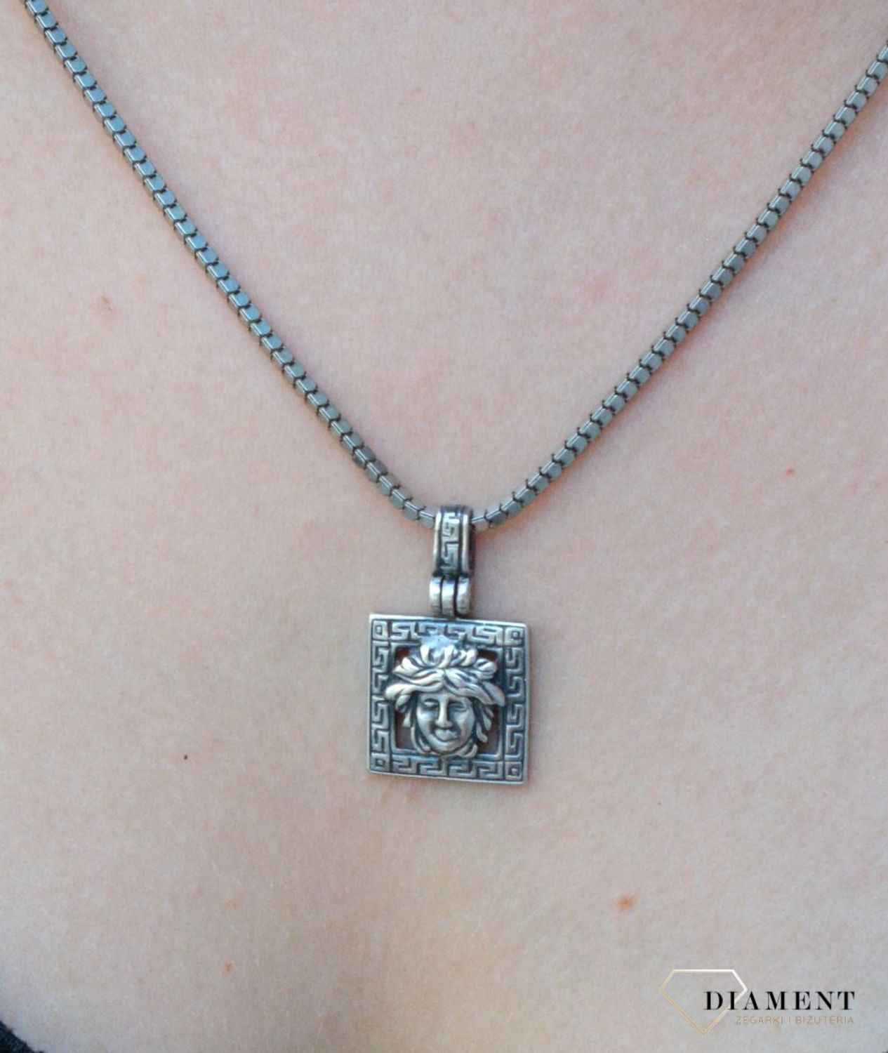 Srebrna zawieszka 925 rodowana Meduza Grecka DIA-ZAW-6406-925. Srebrna zawieszka kwadratowa. Srebrna zawieszka z głową meduzy. Srebrna zawieszka rodowana. Srebrna zawieszka z greckim motywem..jpg