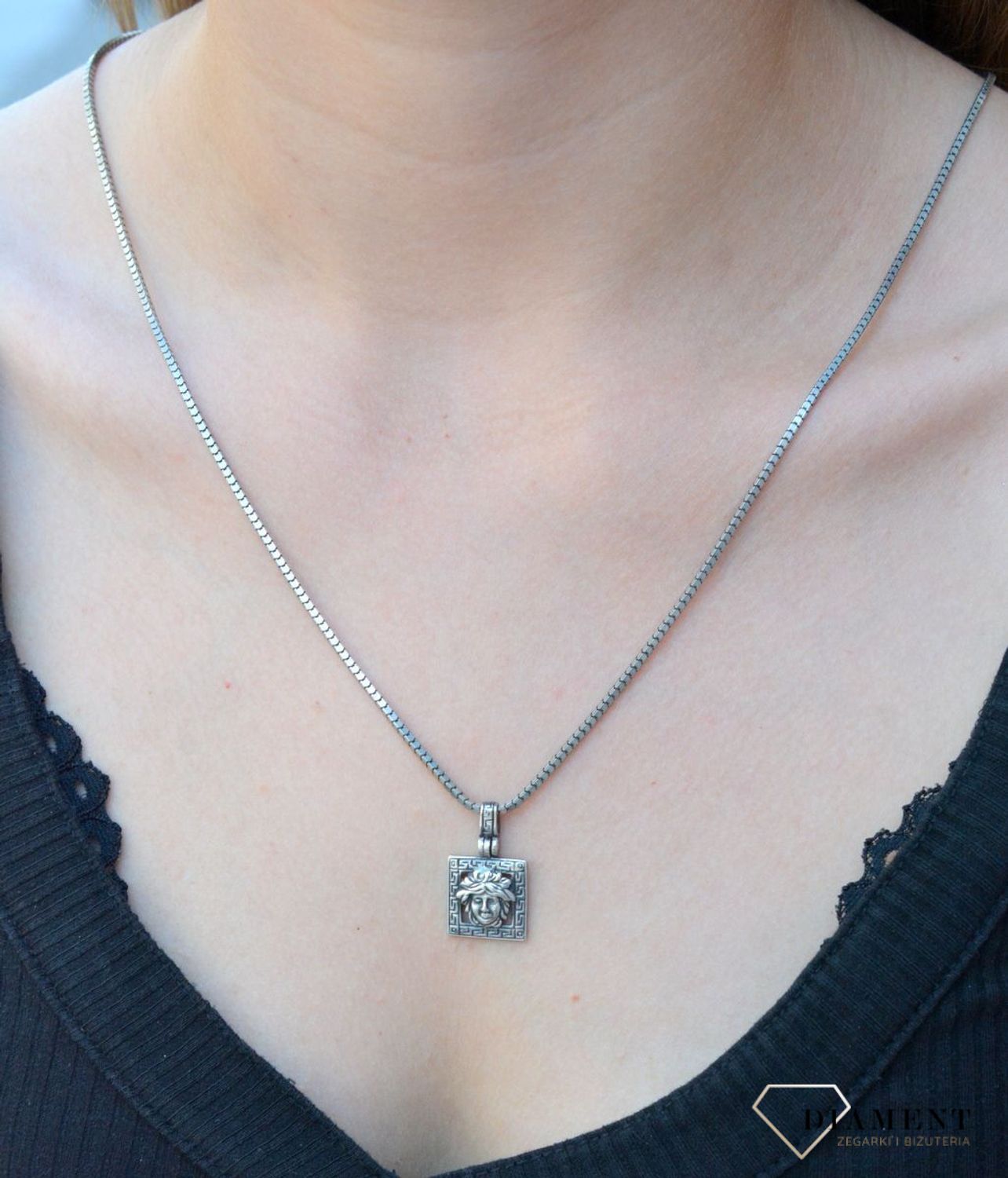 Srebrna zawieszka 925 rodowana Meduza Grecka DIA-ZAW-6406-925. Srebrna zawieszka kwadratowa. Srebrna zawieszka z głową meduzy. Srebrna zawieszka rodowana. Srebrna zawieszka z greckim motywem..jpg