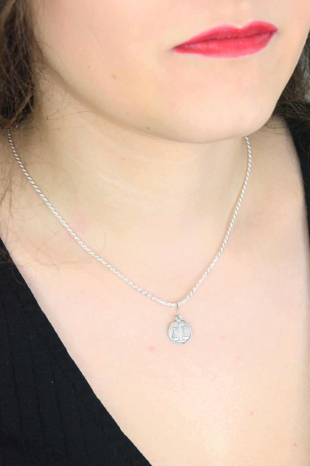 Zawieszka srebrna 925 ze znakiem zodiaku Waga. Elegancka, okrągła i lekka – idealny prezent dla kobiet spod znaku Wagi. Klasyczna biżuteria srebrna.1.jpg