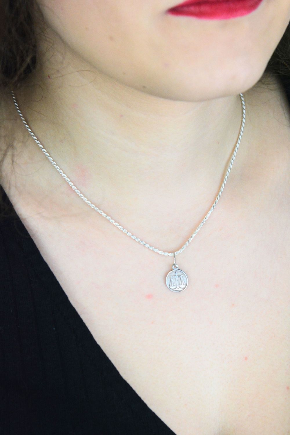 Zawieszka srebrna 925 ze znakiem zodiaku Waga. Elegancka, okrągła i lekka – idealny prezent dla kobiet spod znaku Wagi. Klasyczna biżuteria srebrna.1.jpg