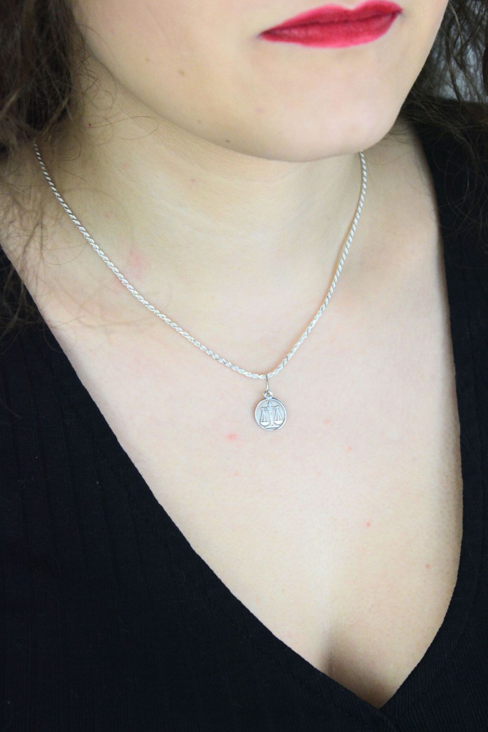 Zawieszka srebrna 925 ze znakiem zodiaku Waga. Elegancka, okrągła i lekka – idealny prezent dla kobiet spod znaku Wagi. Klasyczna biżuteria srebrna.1.jpg