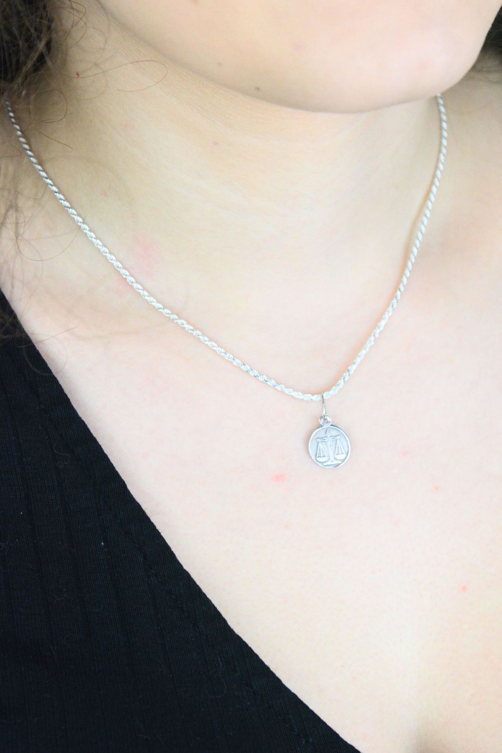 Zawieszka srebrna 925 ze znakiem zodiaku Waga. Elegancka, okrągła i lekka – idealny prezent dla kobiet spod znaku Wagi. Klasyczna biżuteria srebrna.1.jpg