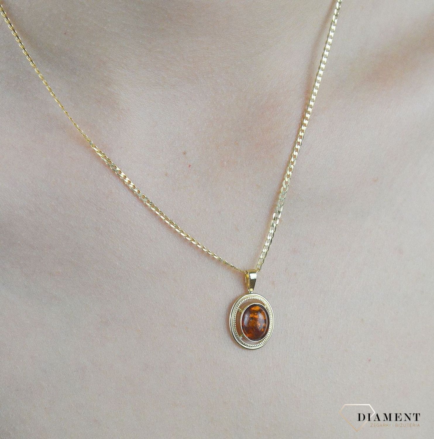 Złota zawieszka 585 z bursztynem owalna DIA-ZAW-6492-585. Zawieszka owalna złota. Złota zawieszka damska. Złota zawieszka z bursztynem. Złota zawieszka z kamieniem naturalnym.jpg