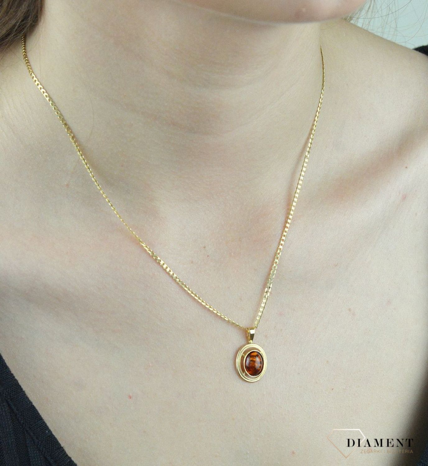 Złota zawieszka 585 z bursztynem owalna DIA-ZAW-6492-585. Zawieszka owalna złota. Złota zawieszka damska. Złota zawieszka z bursztynem. Złota zawieszka z kamieniem naturalnym.jpg