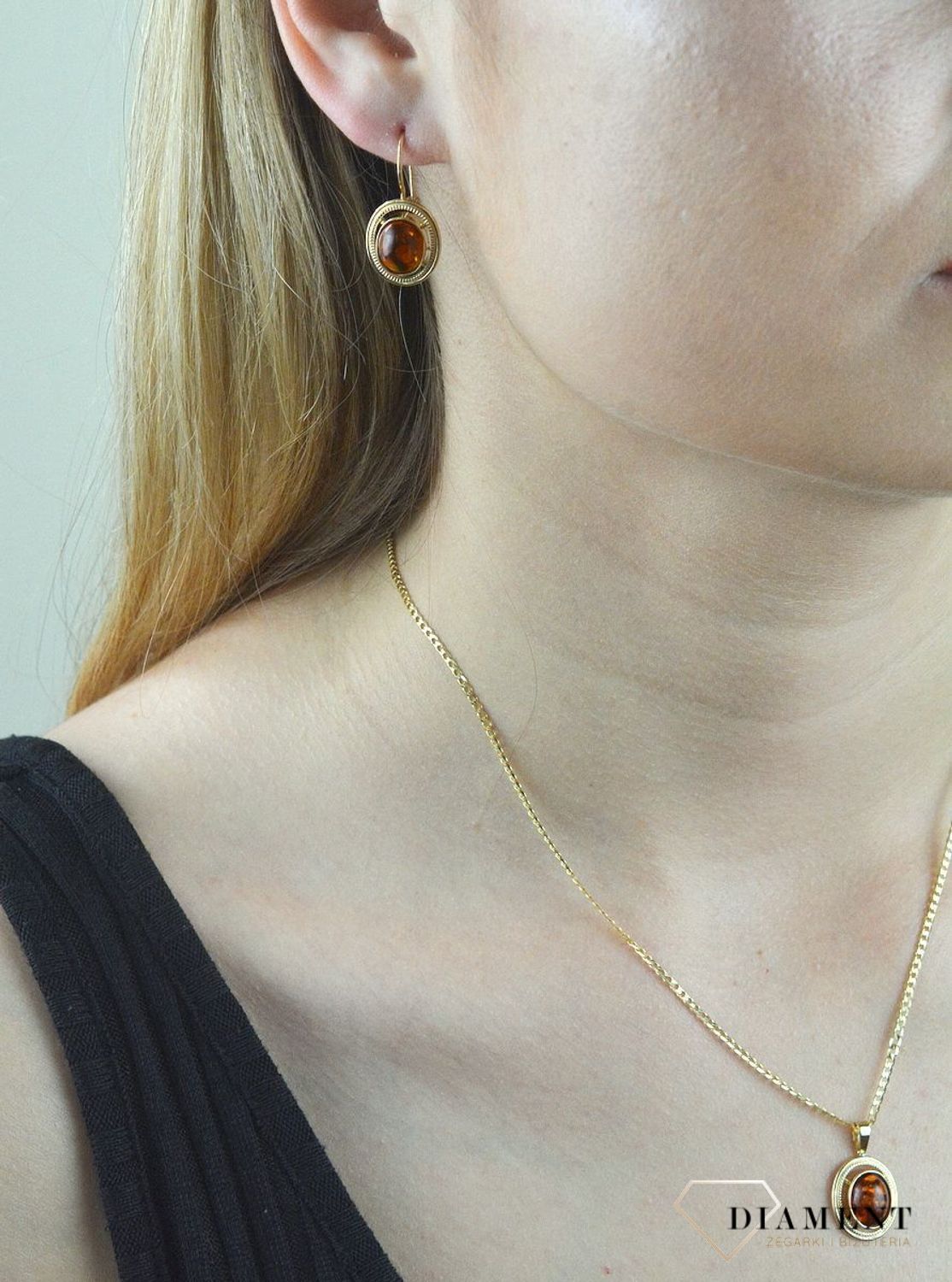 Złota zawieszka 585 z bursztynem owalna DIA-ZAW-6492-585. Zawieszka owalna złota. Złota zawieszka damska. Złota zawieszka z bursztynem. Złota zawieszka z kamieniem naturalnym.jpg