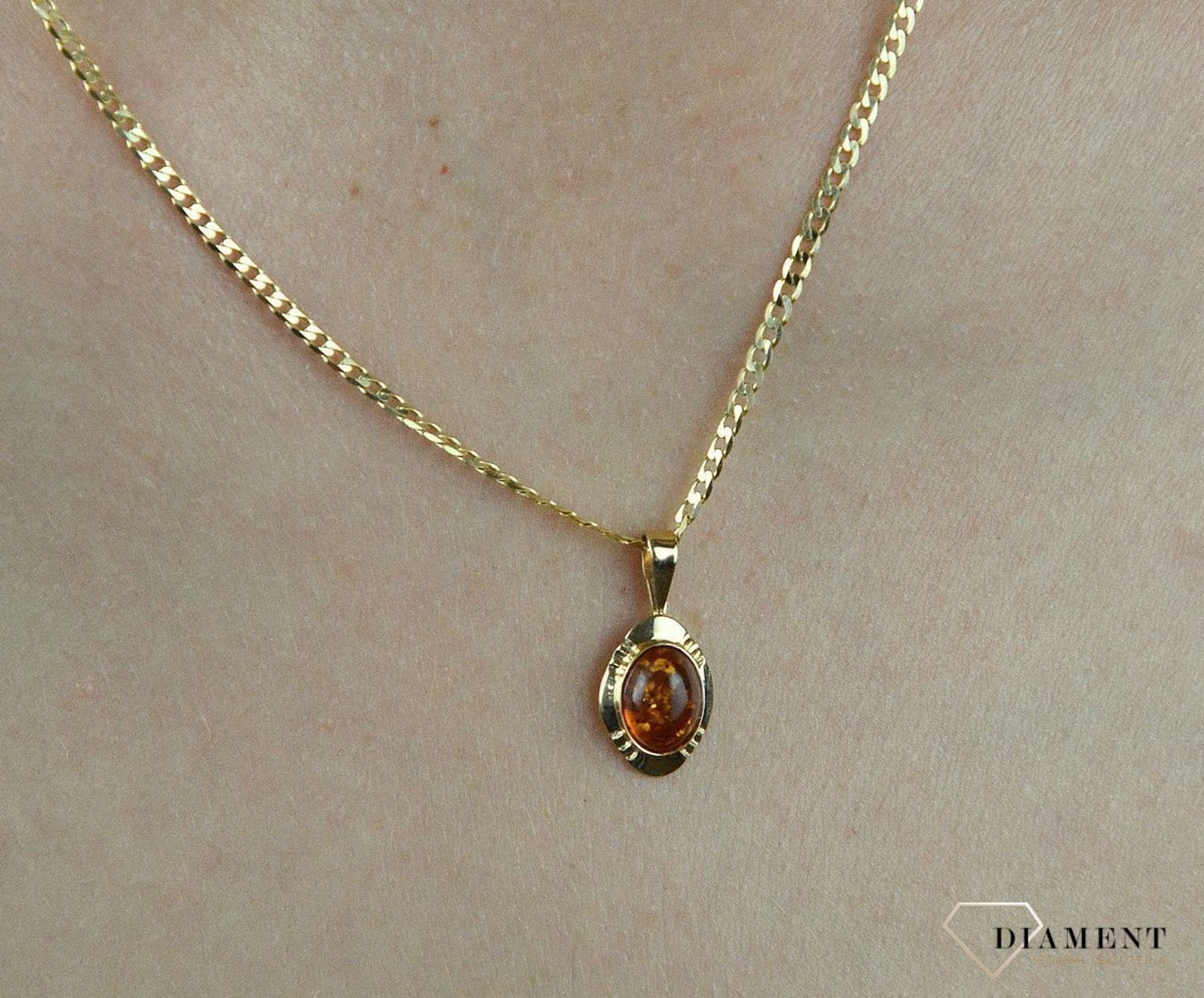 Złota zawieszka 585 owalna z bursztynem DIA-ZAW-6493-585.jpg