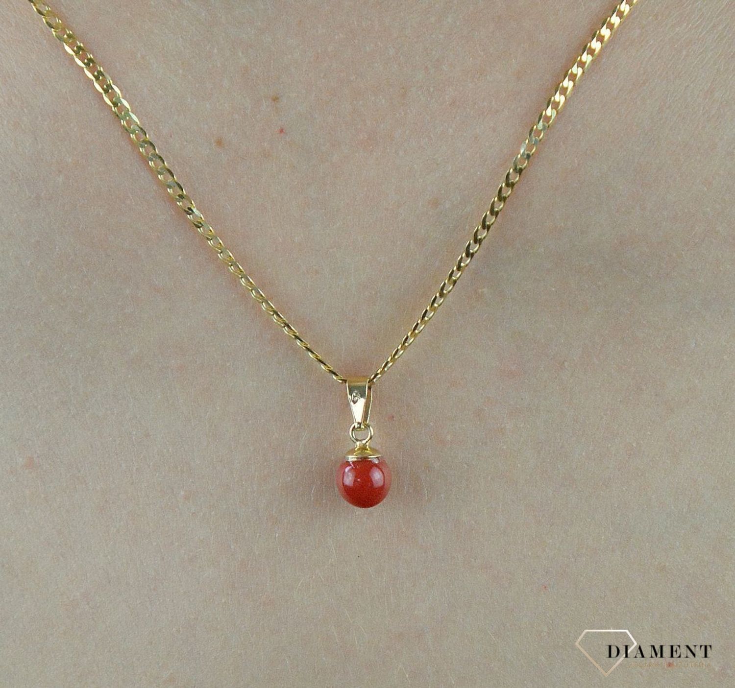 Złota zawieszka 585 koral naturalny DIA-ZAW-6498-585. Zawieszka z koralem naturalnym. Zawieszka kulka z koralem. Zawieszka złota z koralem. Zawieszka złota wisiorek. Złota zawieszka z.jpg