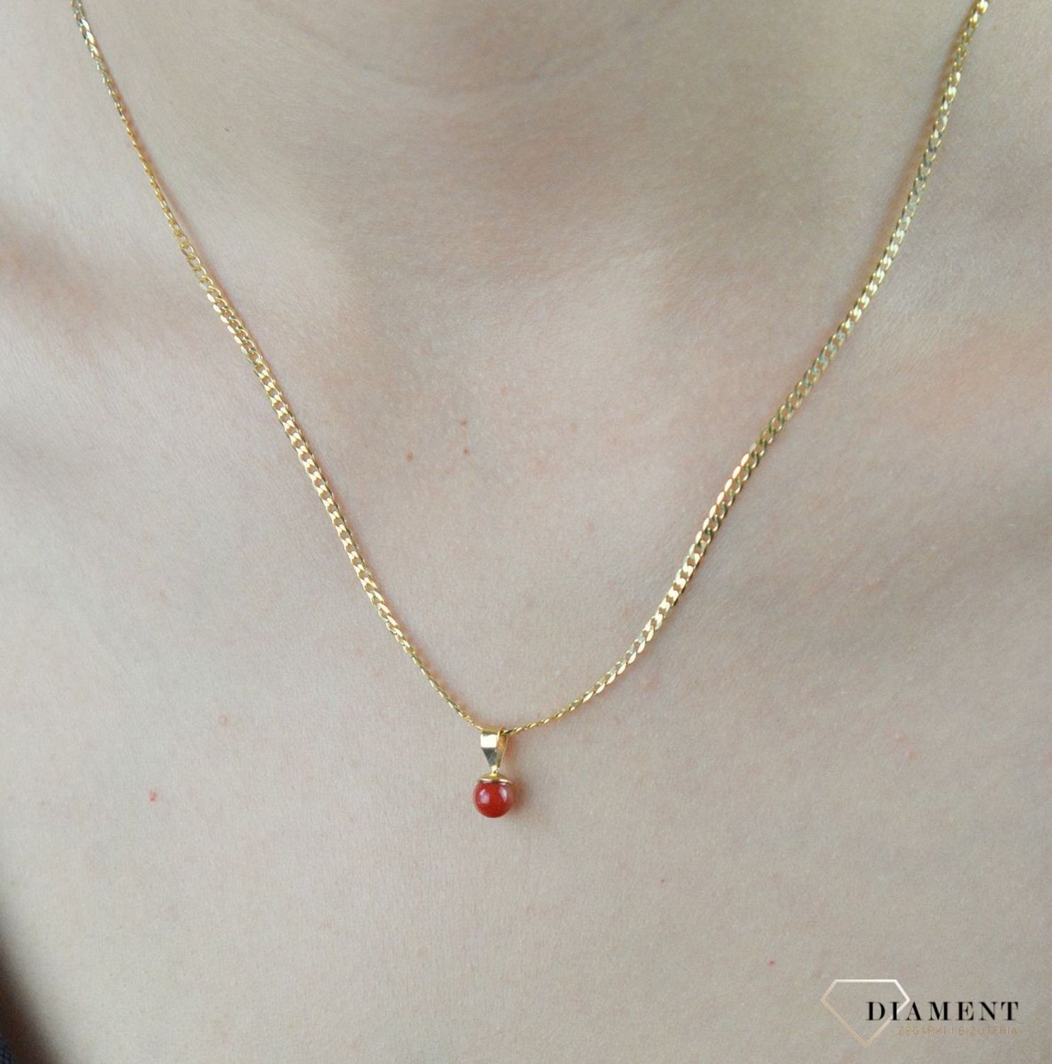 Złota zawieszka 585 koral naturalny DIA-ZAW-6499-585. Zawieszka z koralem naturalnym. Zawieszka kulka z koralem. Zawieszka złota z koralem. Zawieszka złota wisiorek. Zł.jpg