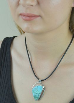 Zawieszka srebrna chryzokola z turkusem DIA-ZAW-6541-925.  Kamień w odcieniach błękitu i zieleni z pewnością przyciągnie wzrok. . Zawieszka z dużym kamieniem naturalnym srebrna próby 925. Na prezen (1).JPG