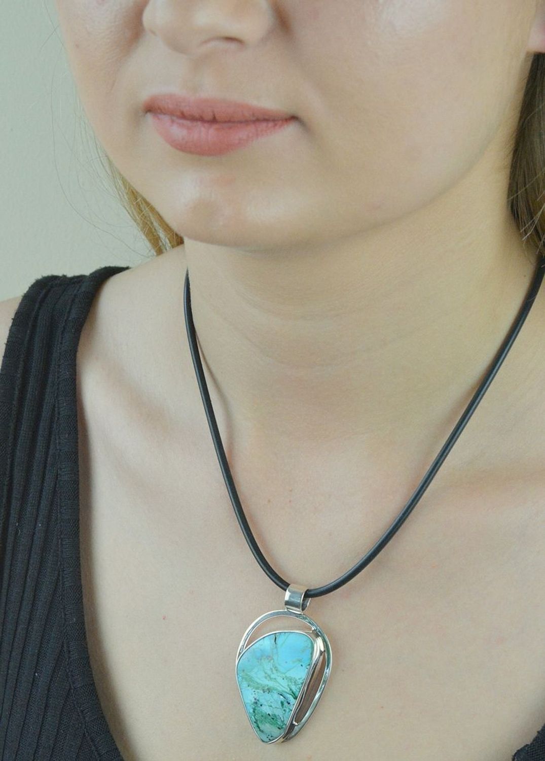 Zawieszka srebrna chryzokola z turkusem DIA-ZAW-6541-925.  Kamień w odcieniach błękitu i zieleni z pewnością przyciągnie wzrok. . Zawieszka z dużym kamieniem naturalnym srebrna próby 925. Na prezent.jpg