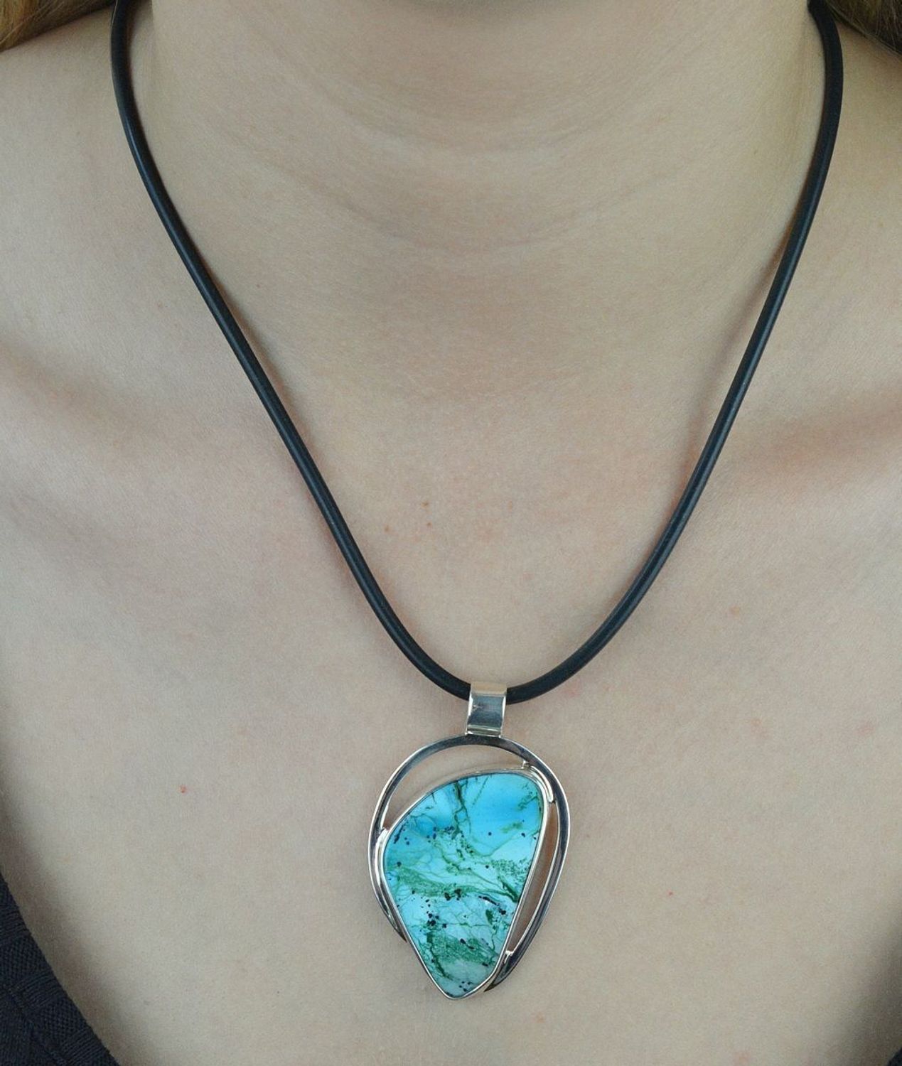 Zawieszka srebrna chryzokola z turkusem DIA-ZAW-6541-925.  Kamień w odcieniach błękitu i zieleni z pewnością przyciągnie wzrok. . Zawieszka z dużym kamieniem naturalnym srebrna próby 925. Na prezent.jpg