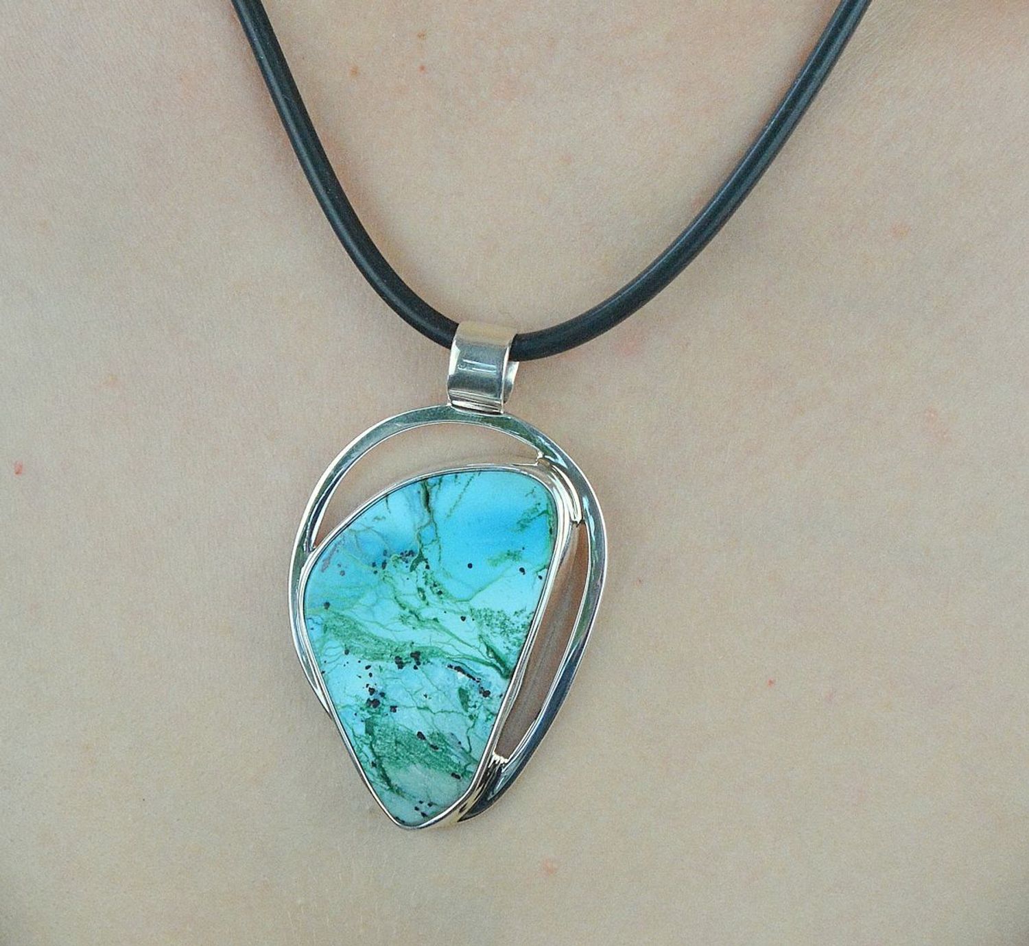 Zawieszka srebrna chryzokola z turkusem DIA-ZAW-6541-925.  Kamień w odcieniach błękitu i zieleni z pewnością przyciągnie wzrok. . Zawieszka z dużym kamieniem naturalnym srebrna próby 925. Na prezent.jpg