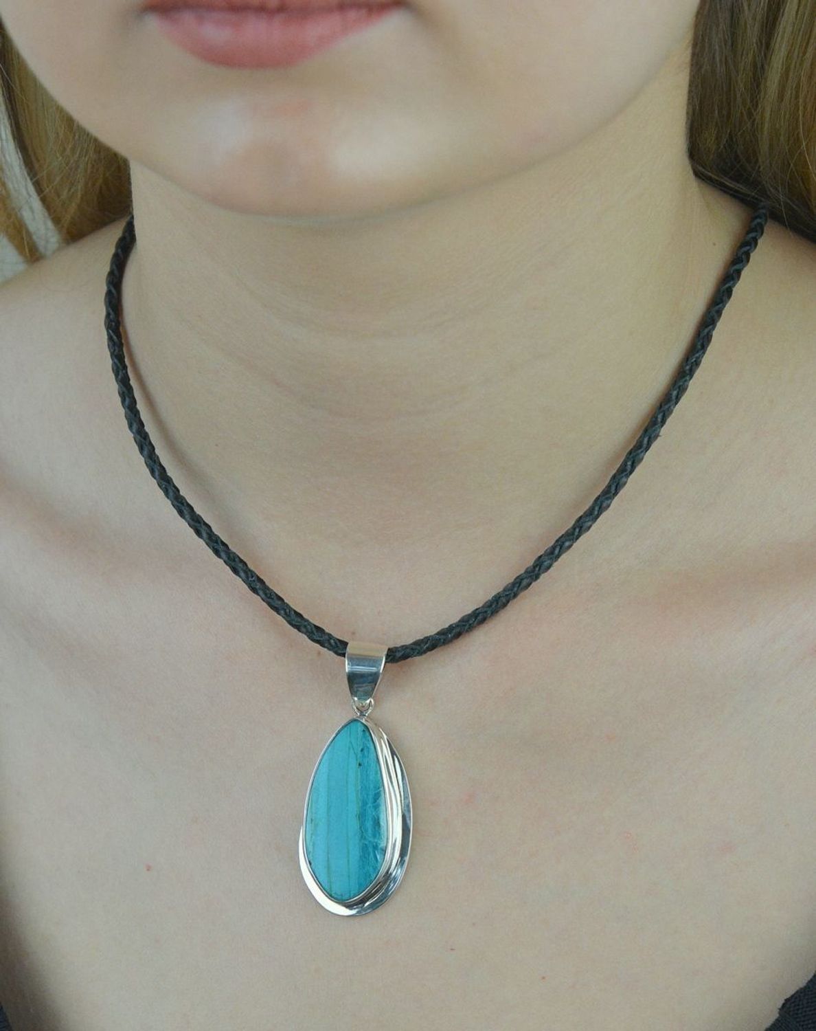 Zawieszka srebrna z kamieniem naturalnym chryzokola z turkusem DIA-ZAW-6542-925.  Zawieszka w kształcie łezki będzie piękną ozdobą szyi. Na prezent..jpg