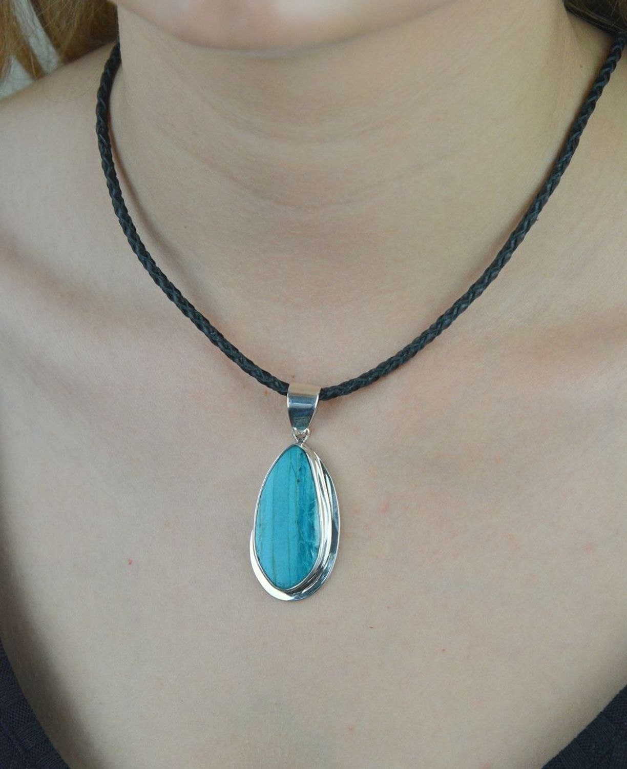 Zawieszka srebrna z kamieniem naturalnym chryzokola z turkusem DIA-ZAW-6542-925.  Zawieszka w kształcie łezki będzie piękną ozdobą szyi. Na prezent..jpg