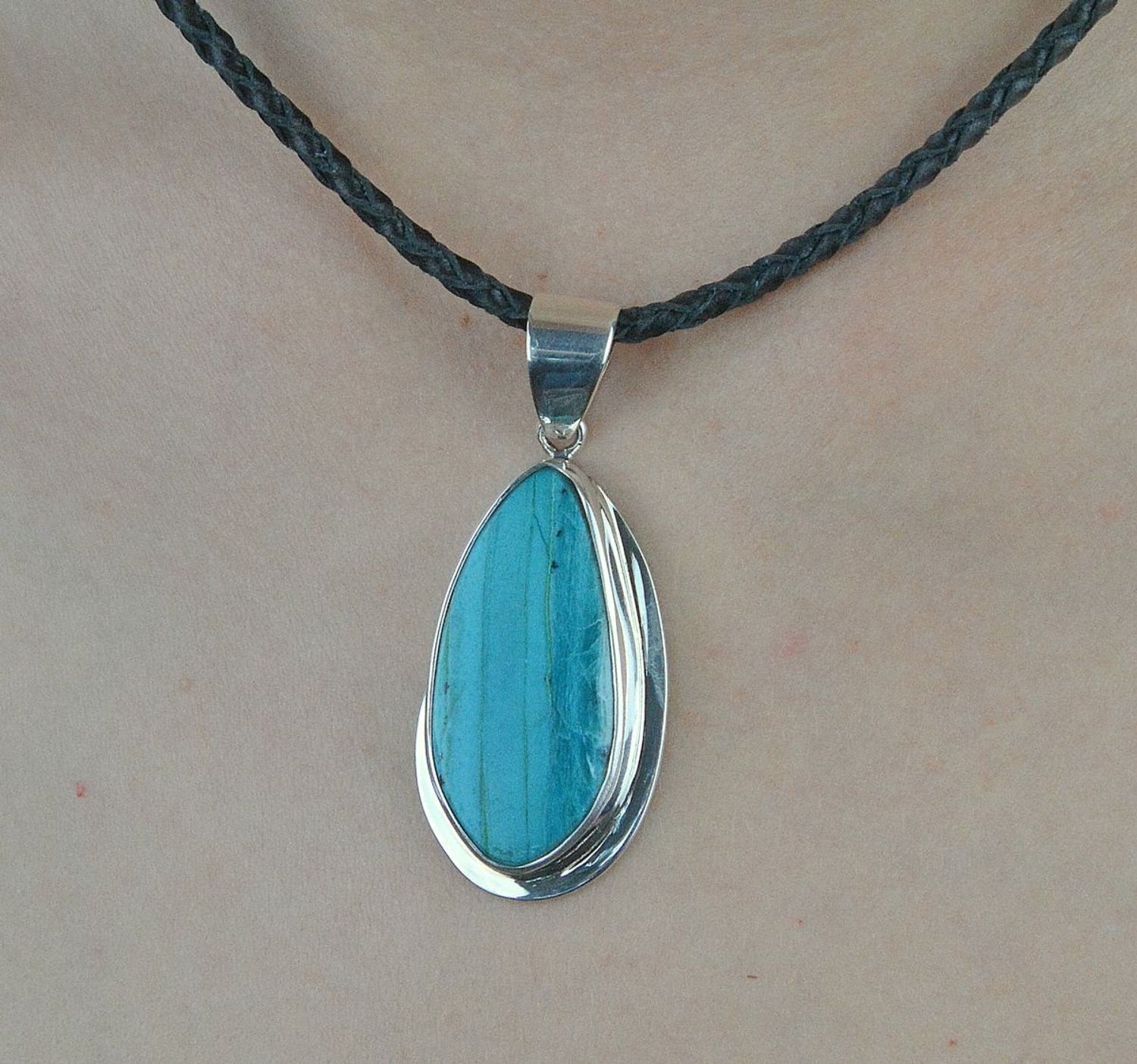 Zawieszka srebrna z kamieniem naturalnym chryzokola z turkusem DIA-ZAW-6542-925.  Zawieszka w kształcie łezki będzie piękną ozdobą szyi. Na prezent..jpg