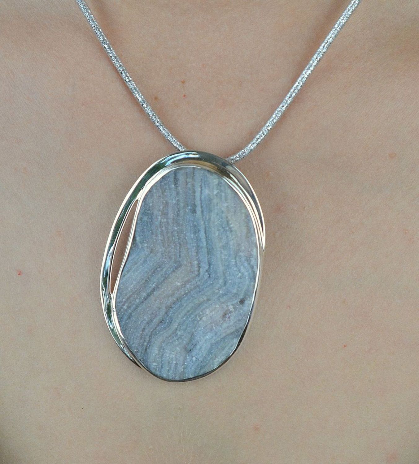 Zawieszka srebrna z kamieniem naturalnym róża chalcedonowa DIA-ZAW-6543-925. Na prezent. Zawieszka z kamieniem naturalnym. Duża zawieszka damska. Zawieszka z różą chalcedonową. Zawieszka na prezent..jpg