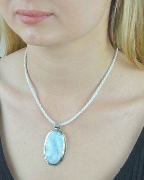 Zawieszka srebrna z kamieniem naturalnym Larimar DIA-ZAW-6546-925. Okazała srebrna zawieszka wykonana z  najwyższej jakości kruszcu próby 925. Zawieszka ozdobiona kamieniem naturalnym w błękitnym odcieniu. Na prezent (1).JPG
