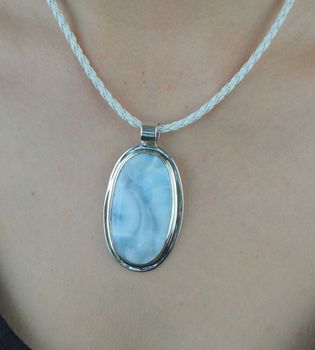 Zawieszka srebrna z kamieniem naturalnym Larimar DIA-ZAW-6546-925. Okazała srebrna zawieszka wykonana z  najwyższej jakości kruszcu próby 925. Zawieszka ozdobiona kamieniem naturalnym w błękitnym odcieniu. Na prezent (2).JPG