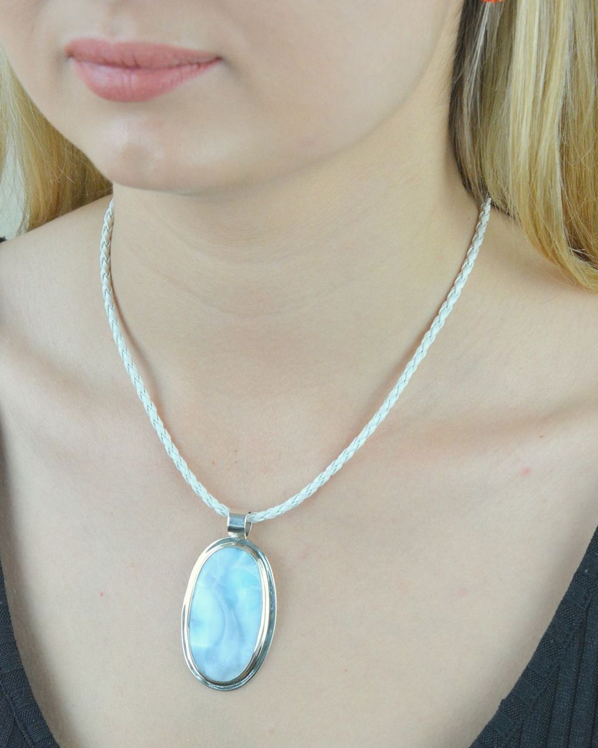 Zawieszka srebrna z kamieniem naturalnym Larimar DIA-ZAW-6546-925. Okazała srebrna zawieszka wykonana z  najwyższej jakości kruszcu próby 925. Zawieszka ozdobiona kamieniem naturalnym w błękitnym odcieniu. Na prezent..jpg