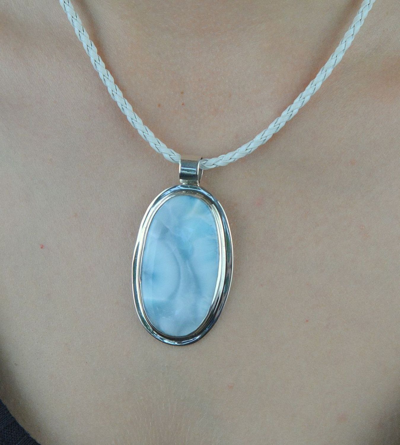 Zawieszka srebrna z kamieniem naturalnym Larimar DIA-ZAW-6546-925. Okazała srebrna zawieszka wykonana z  najwyższej jakości kruszcu próby 925. Zawieszka ozdobiona kamieniem naturalnym w błękitnym odcieniu. Na prezent..jpg