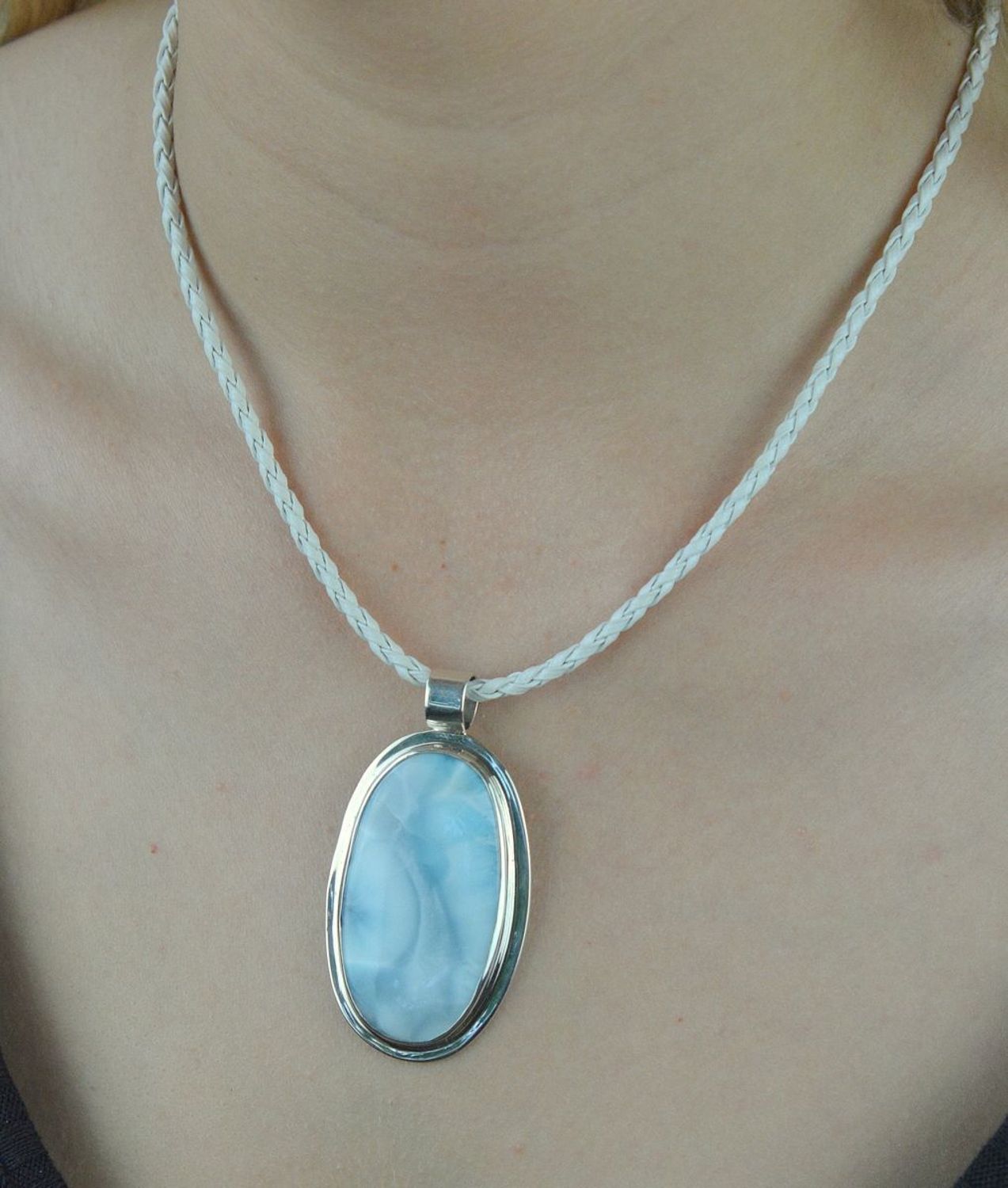 Zawieszka srebrna z kamieniem naturalnym Larimar DIA-ZAW-6546-925. Okazała srebrna zawieszka wykonana z  najwyższej jakości kruszcu próby 925. Zawieszka ozdobiona kamieniem naturalnym w błękitnym odcieniu. Na prezent..jpg