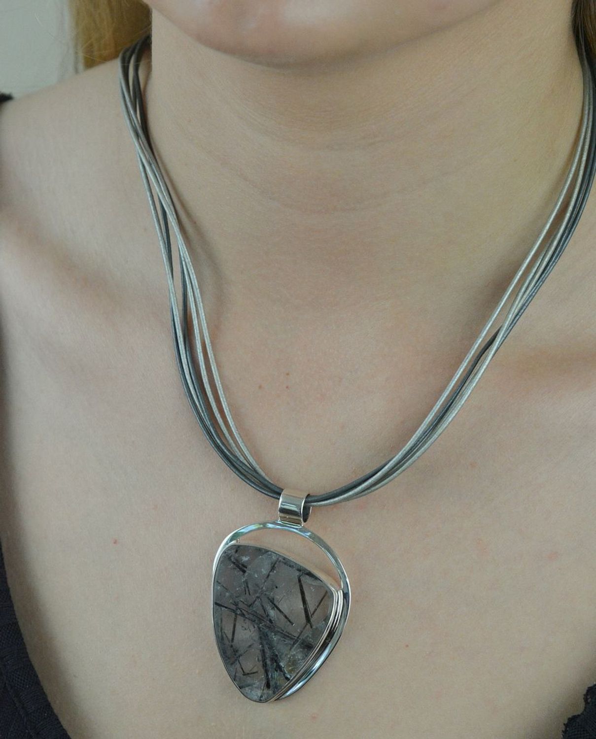 Zawieszka srebrna kwarc z turmalinem DIA-ZAW-6547-925. Zawieszka efektowna z turmalinem. Na prezent. Duża zawieszka z kamieniem naturalnym. Kamień kwarc. Kamień turmalin. Zawieszka srebrna duża. Zawieszka damska..jpg