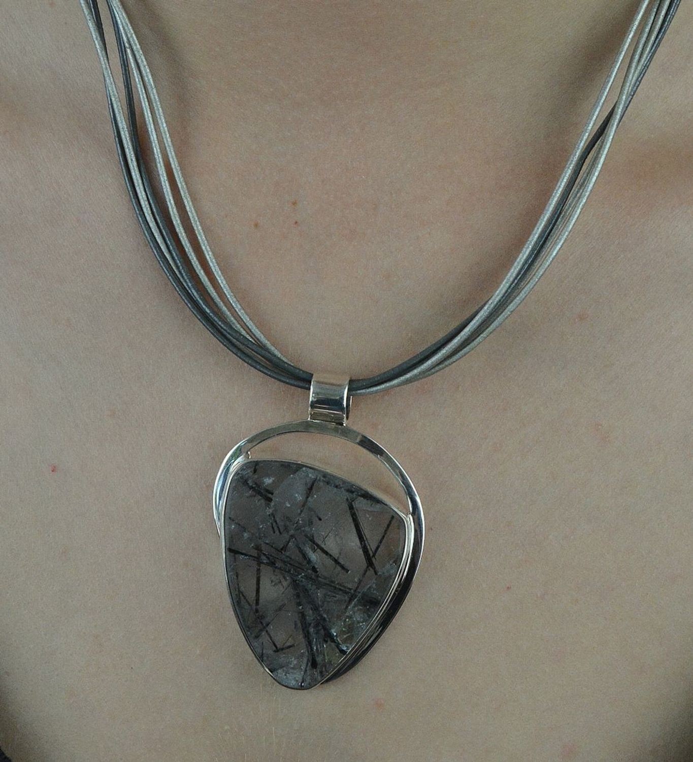 Zawieszka srebrna kwarc z turmalinem DIA-ZAW-6547-925. Zawieszka efektowna z turmalinem. Na prezent. Duża zawieszka z kamieniem naturalnym. Kamień kwarc. Kamień turmalin. Zawieszka srebrna duża. Zawieszka damska..jpg