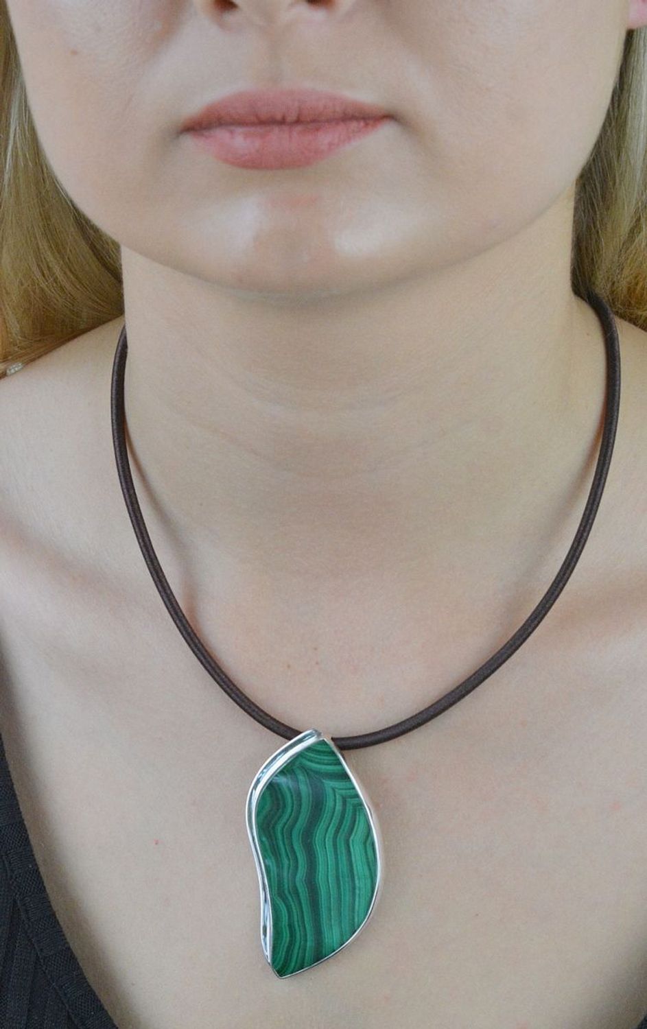 Zawieszka srebrna z malachitem DIA-ZAW-6548-925.  Zawieszka z zielonym kamieniem.Zawieszka srebrna damska. Zawieszka srebrna malachit. Zawieszka damska idealna na prezent dla kobiety..jpg