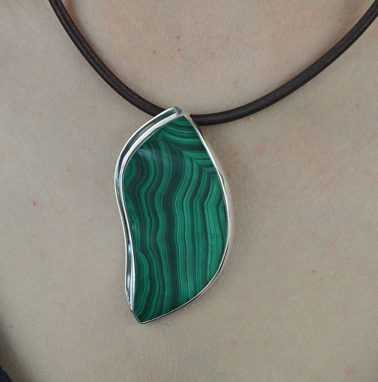 Zawieszka srebrna z malachitem DIA-ZAW-6548-925.  Zawieszka z zielonym kamieniem.Zawieszka srebrna damska. Zawieszka srebrna malachit. Zawieszka damska idealna na prezent dla kobiety..jpg