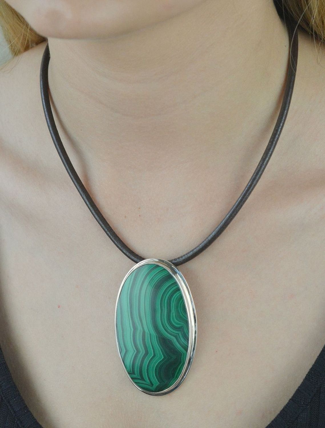 Duża zawieszka srebrna z naturalnym malachitem DIA-ZAW-6549-925. Srebrna zawieszka z kamieniem naturalnym. srebrna duża zawieszka z malachitem. Zawieszka duża srebrna na prezent. Zawieszka damska idealna dla kobiety..jpg