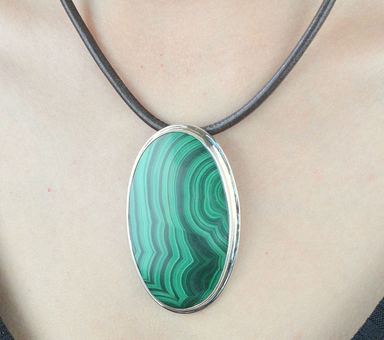 Duża zawieszka srebrna z naturalnym malachitem DIA-ZAW-6549-925. Srebrna zawieszka z kamieniem naturalnym. srebrna duża zawieszka z malachitem. Zawieszka duża srebrna na prezent. Zawieszka damska idealna dla kobiety..jpg