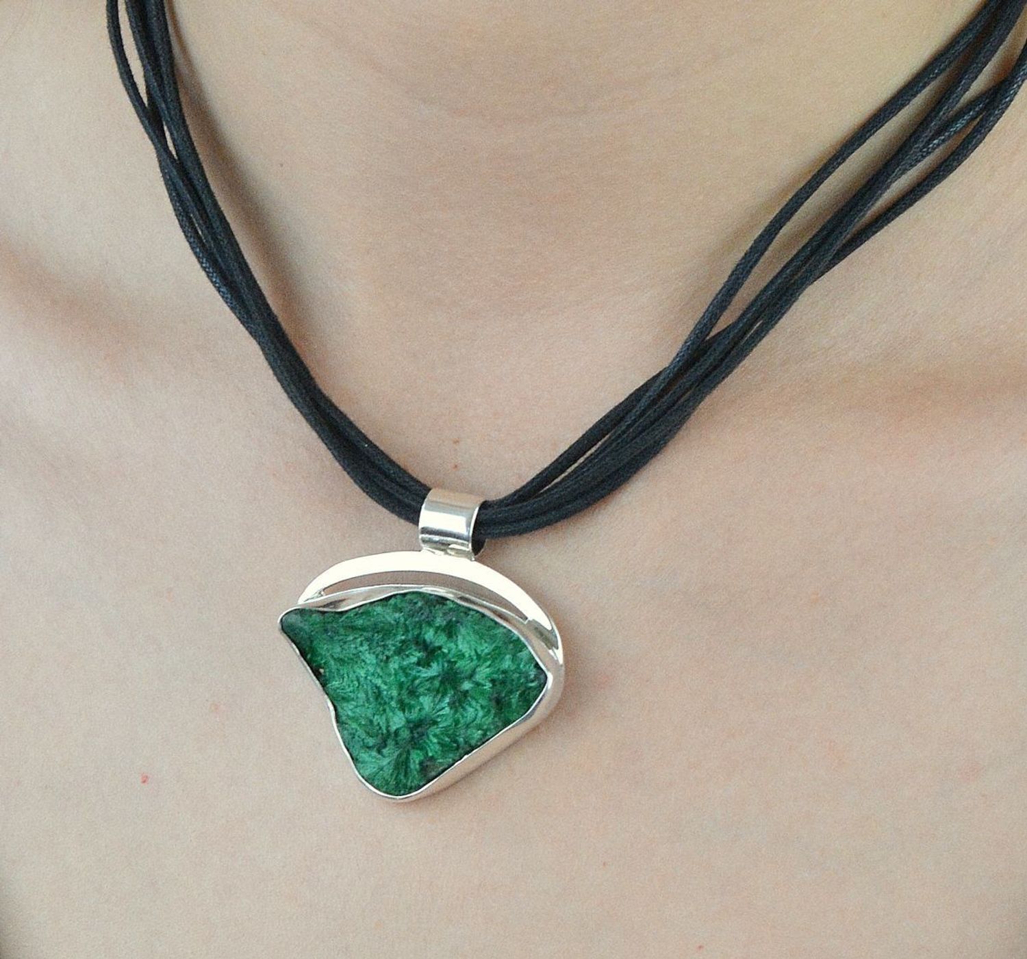 Zawieszka srebrna z malachitem DIA-ZAW-6550-925.  Zawieszka z dużym kamieniem będzie doskonała na prezent dla kobiety gustującej w okazałych dodatkach.  Biżuteria z kamieniem naturalnym..jpg