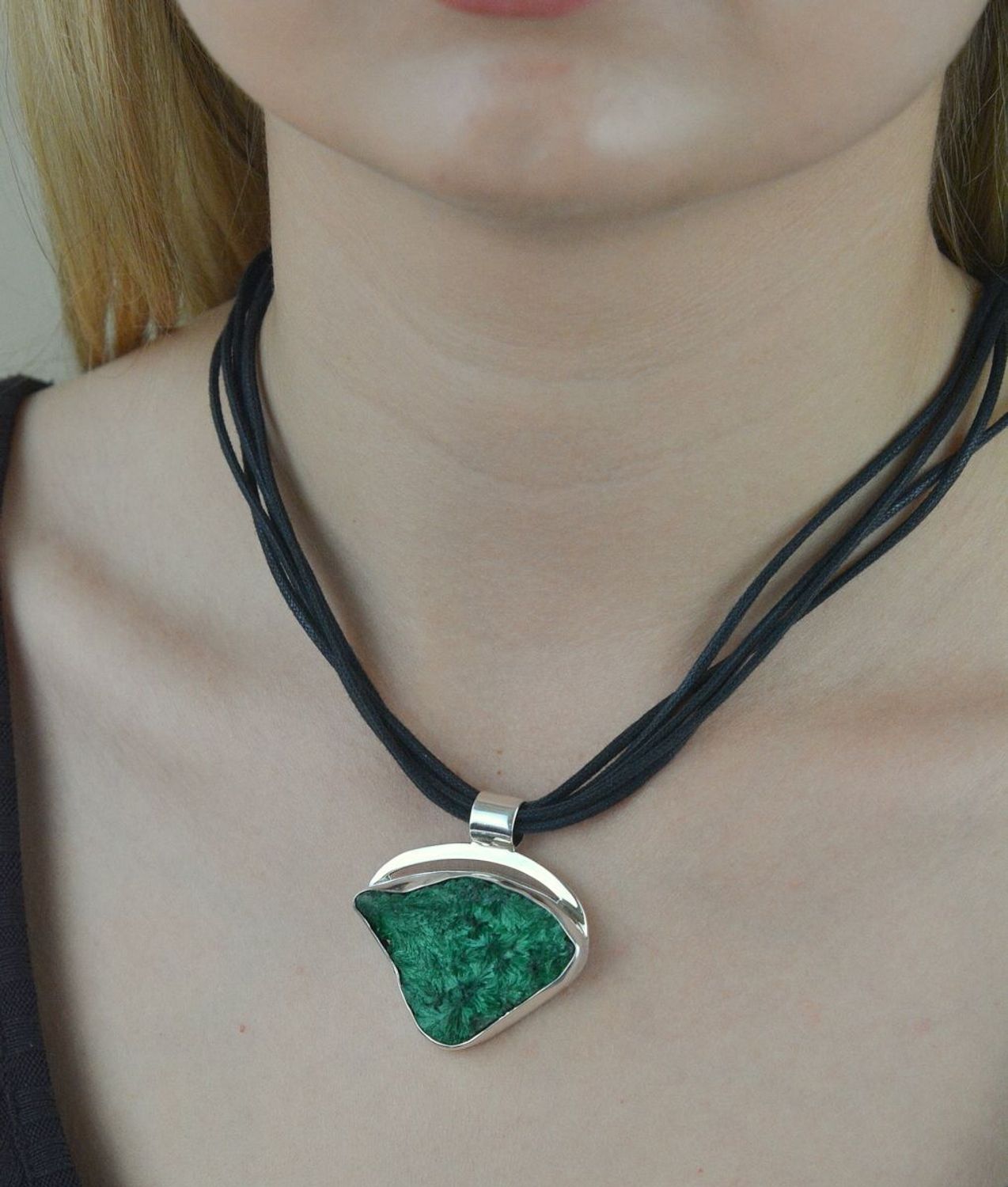 Zawieszka srebrna z malachitem DIA-ZAW-6550-925.  Zawieszka z dużym kamieniem będzie doskonała na prezent dla kobiety gustującej w okazałych dodatkach.  Biżuteria z kamieniem naturalnym..jpg