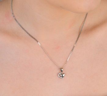 Zawieszka srebrna serduszko z cyrkoniami próba 925, DIA-ZAW-6633-925 Ta urocza zawieszka w kształcie serduszka to doskonały wybór dla osób ceniących subtelną, ale efektowną biżuterię (3).JPG