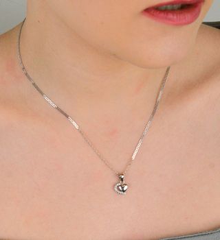 Zawieszka srebrna serduszko z cyrkoniami próba 925, DIA-ZAW-6633-925 Ta urocza zawieszka w kształcie serduszka to doskonały wybór dla osób ceniących subtelną, ale efektowną biżuterię (5).JPG