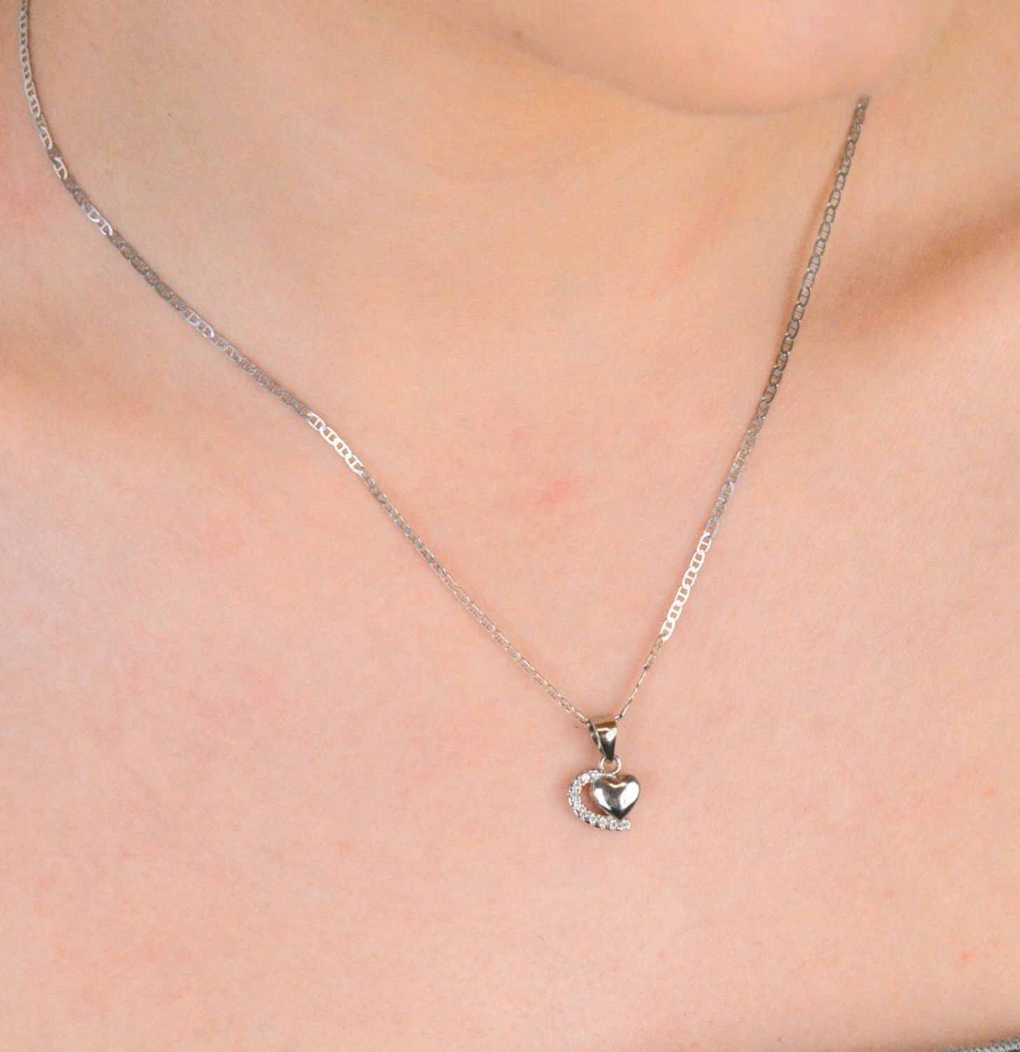 Zawieszka srebrna serduszko z cyrkoniami próba 925, DIA-ZAW-6633-925 Ta urocza zawieszka w kształcie serduszka to doskonały wybór dla osób ceniących subtelną, ale efektowną biżuterię.1.jpg