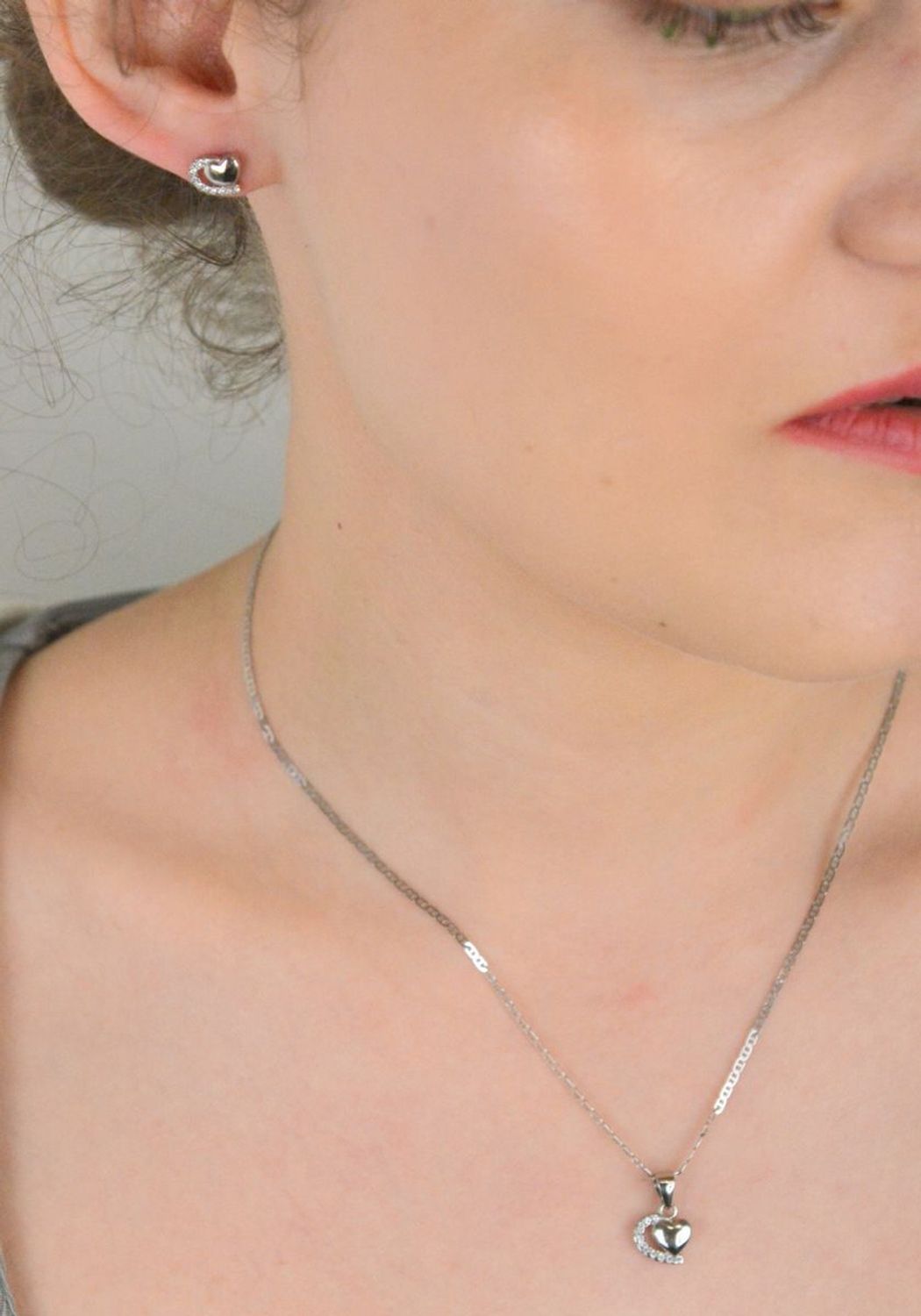 Zawieszka srebrna serduszko z cyrkoniami próba 925, DIA-ZAW-6633-925 Ta urocza zawieszka w kształcie serduszka to doskonały wybór dla osób ceniących subtelną, ale efektowną biżuterię.1.jpg