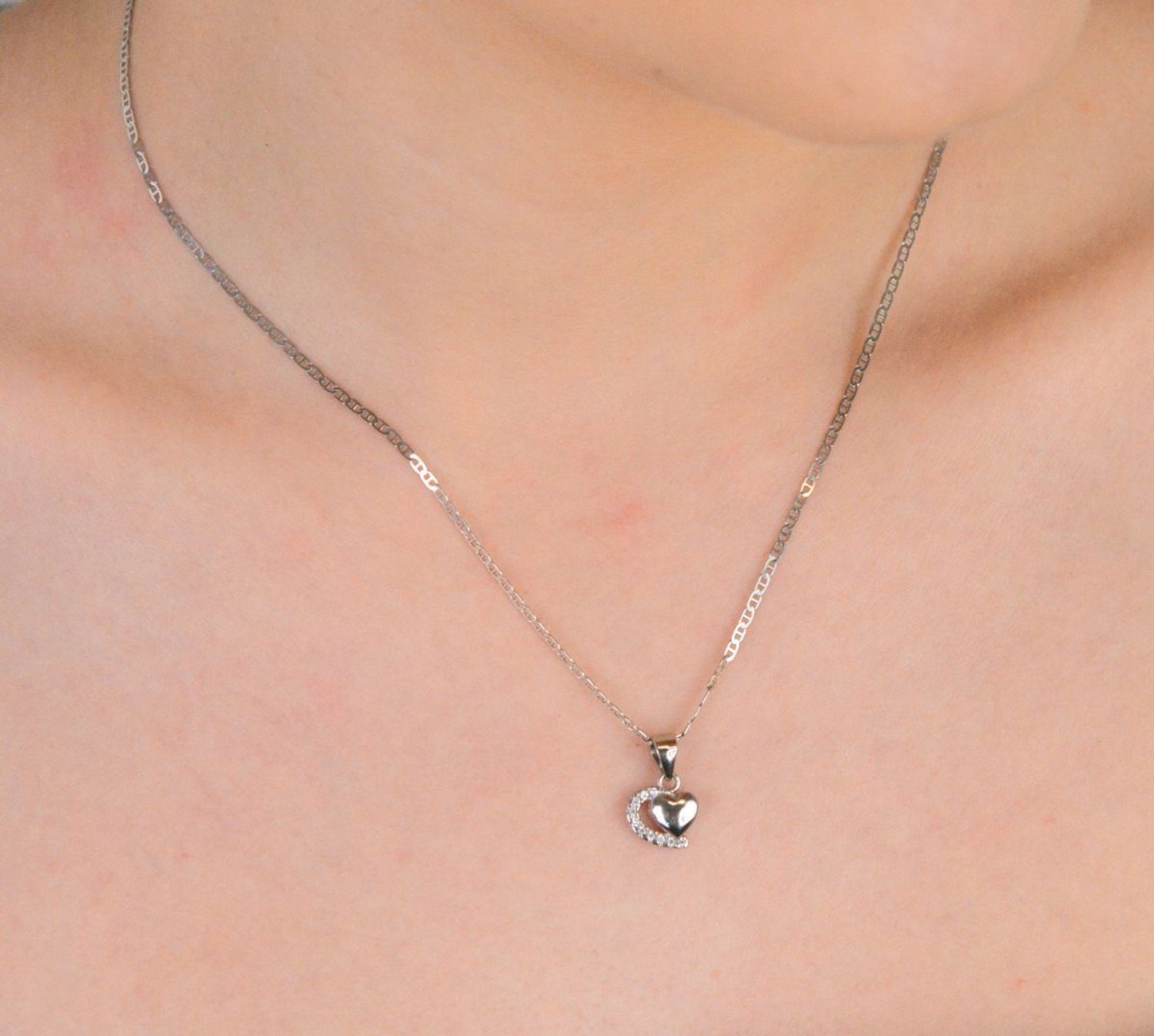 Zawieszka srebrna serduszko z cyrkoniami próba 925, DIA-ZAW-6633-925 Ta urocza zawieszka w kształcie serduszka to doskonały wybór dla osób ceniących subtelną, ale efektowną biżuterię.1.jpg