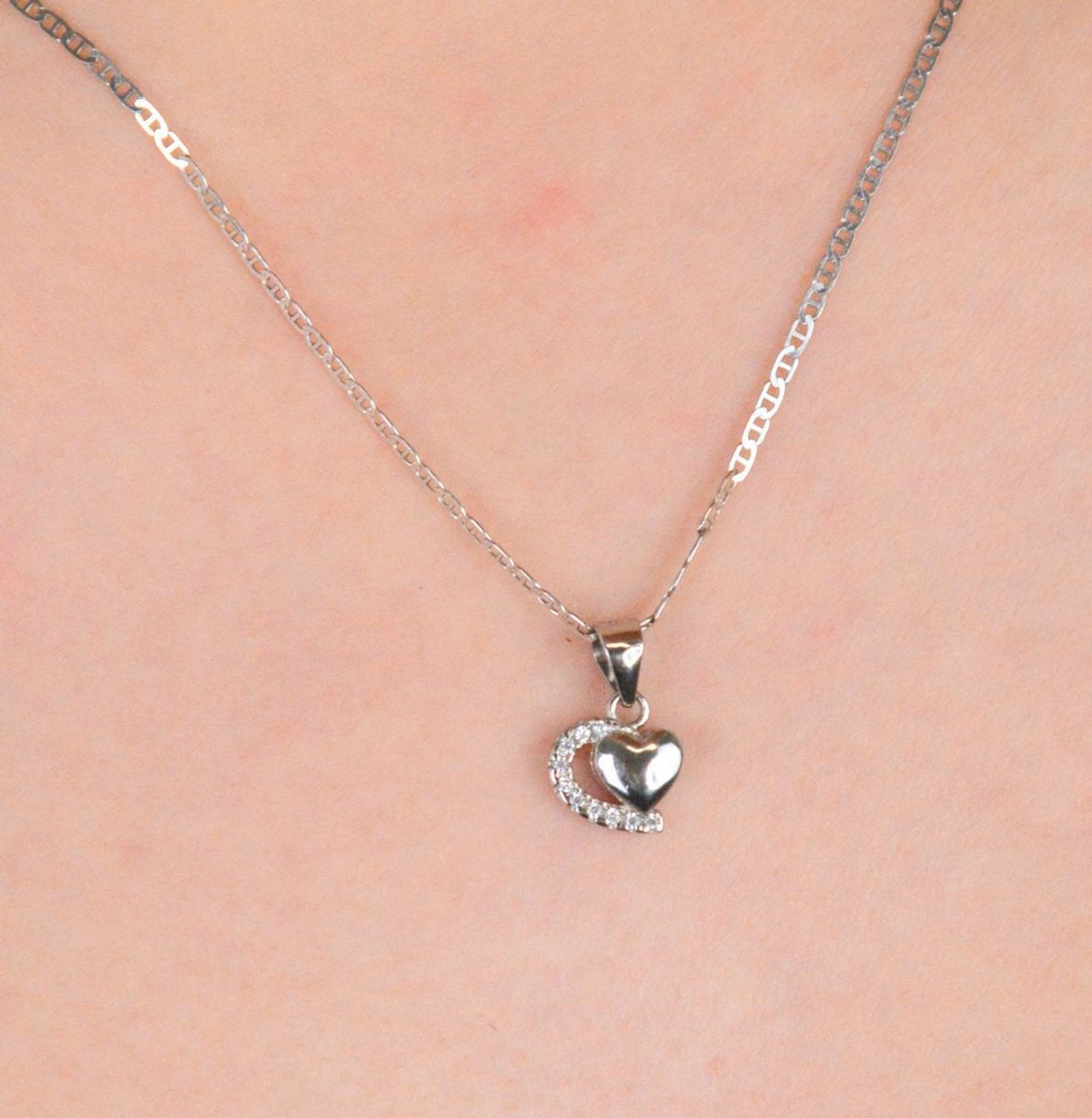 Zawieszka srebrna serduszko z cyrkoniami próba 925, DIA-ZAW-6633-925 Ta urocza zawieszka w kształcie serduszka to doskonały wybór dla osób ceniących subtelną, ale efektowną biżuterię.1.jpg