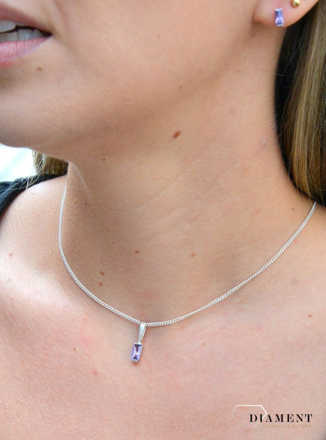 Zawieszka srebrna podłużna z cyrkonią DIA-ZAW-6697-925. Zawieszka srebrna damska. Zawieszka srebrna z cyrkonią. Zawieszka srebrna fioletowa. Zawieszka idealna na co dzień. Idealny pomysł na prezent..jpg