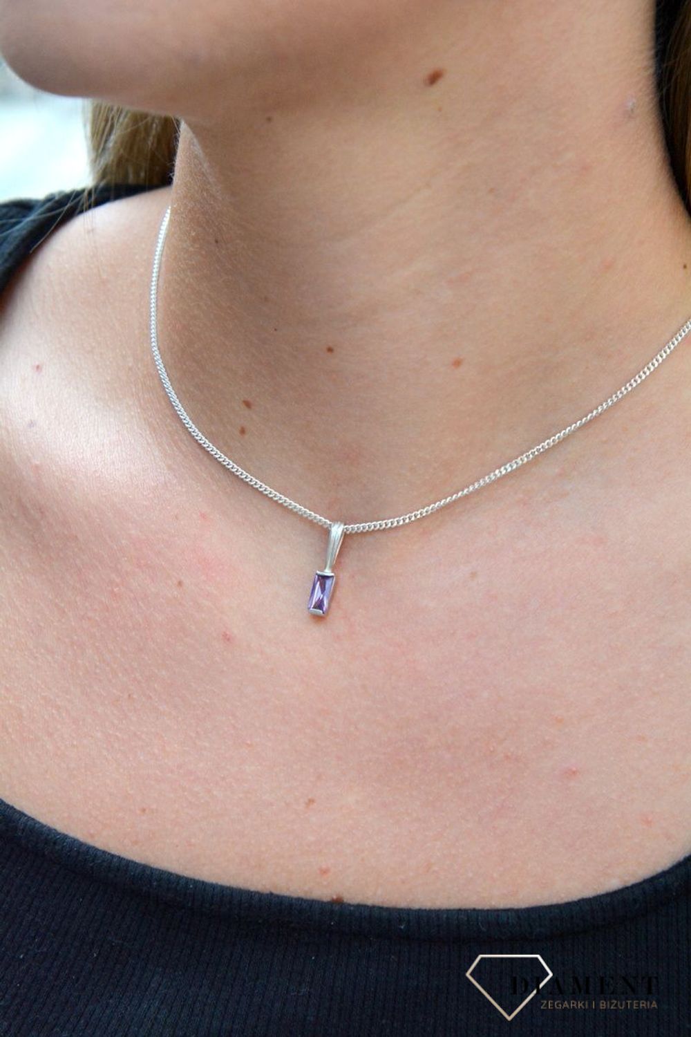 Zawieszka srebrna podłużna z cyrkonią DIA-ZAW-6697-925. Zawieszka srebrna damska. Zawieszka srebrna z cyrkonią. Zawieszka srebrna fioletowa. Zawieszka idealna na co dzień. Idealny pomysł na prezent..jpg