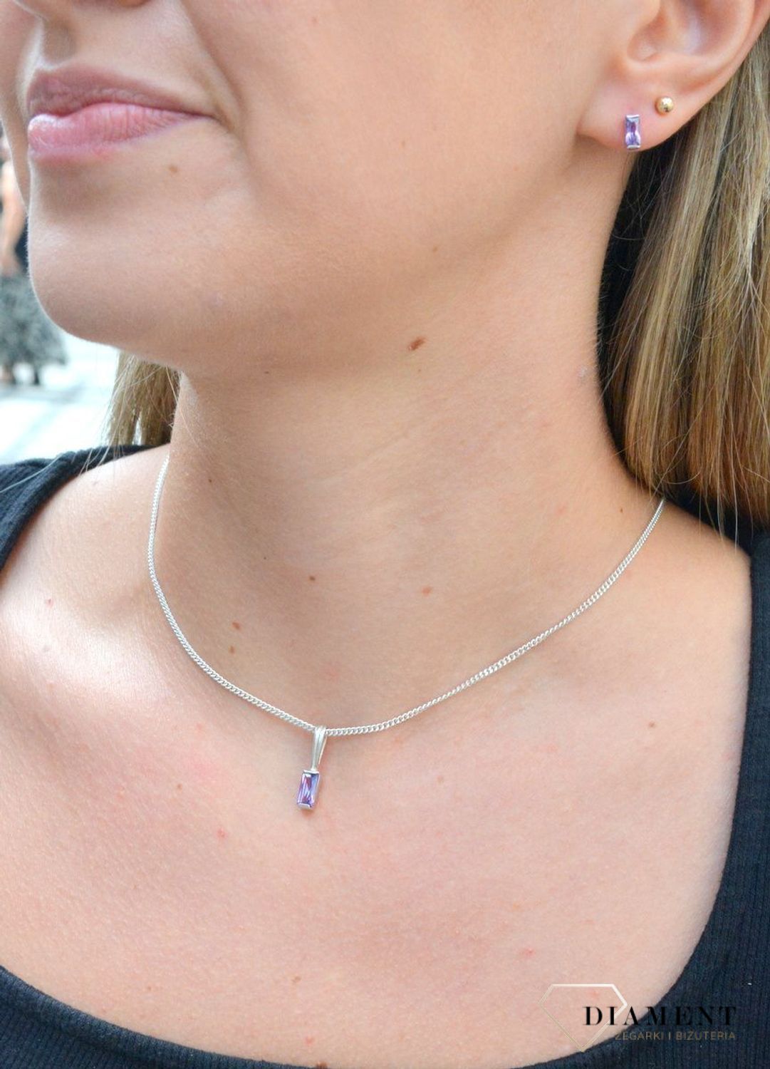 Zawieszka srebrna podłużna z cyrkonią DIA-ZAW-6697-925. Zawieszka srebrna damska. Zawieszka srebrna z cyrkonią. Zawieszka srebrna fioletowa. Zawieszka idealna na co dzień. Idealny pomysł na prezent..jpg