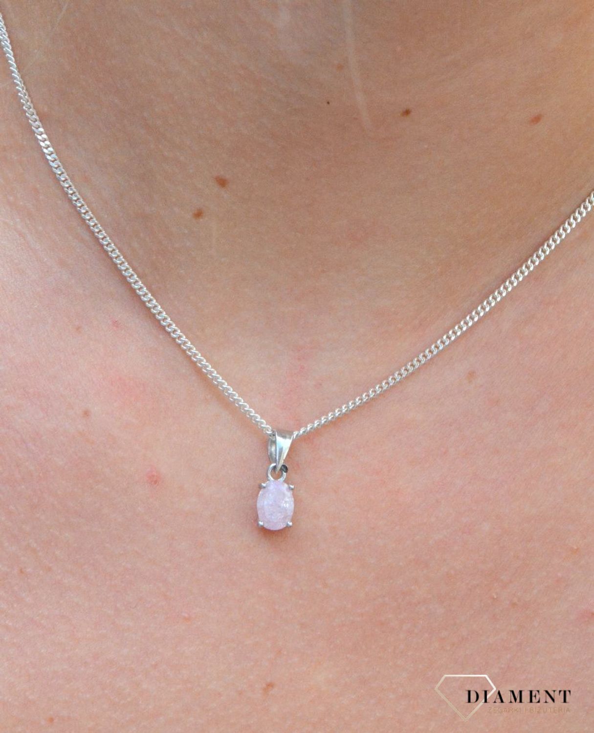 Zawieszka srebrna z Kwarcem Różowym DIA-ZAW-6699-925. Zawieszka srebrna damska. Zawieszka srebrna z kryształkiem. Zawieszka srebrna różowa. Zawieszka idealna na co dzień. Idealny pomysł na prezent.jpg