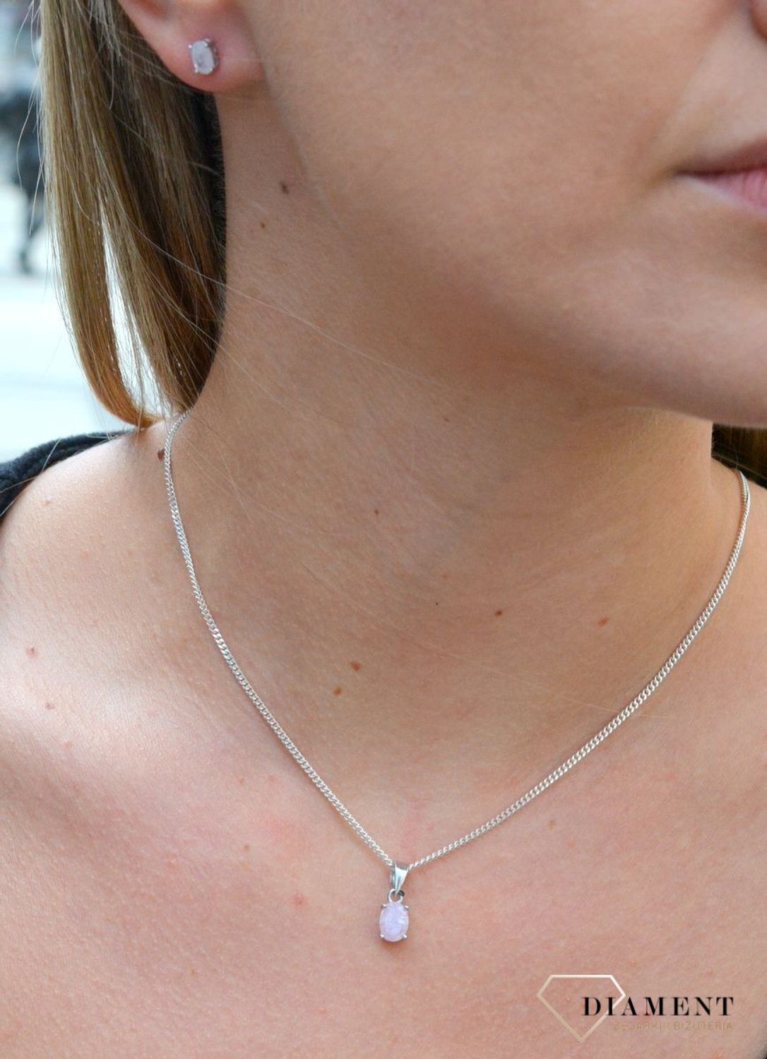 Zawieszka srebrna z Kwarcem Różowym DIA-ZAW-6699-925. Zawieszka srebrna damska. Zawieszka srebrna z kryształkiem. Zawieszka srebrna różowa. Zawieszka idealna na co dzień. Idealny pomysł na prezent.jpg