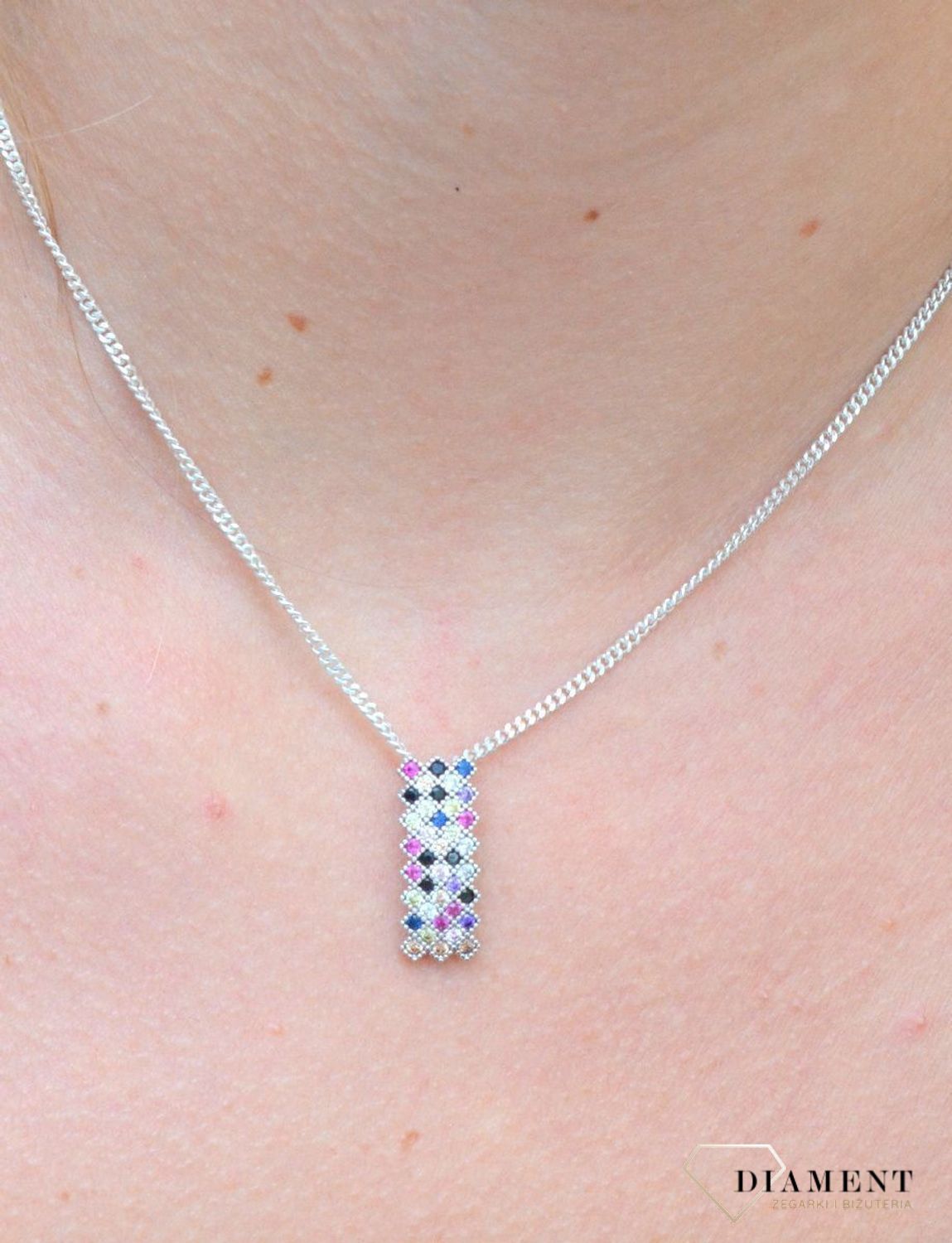 Zawieszka srebrna z kolorowymi cyrkoniami DIA-ZAW-6700-925. Zawieszka srebrna damska. Zawieszka prosta kolorowa. Zawieszka srebrna damska. Zawieszka wisiorek z cyrkoniami. Zawieszka idealna na prezent.jpg
